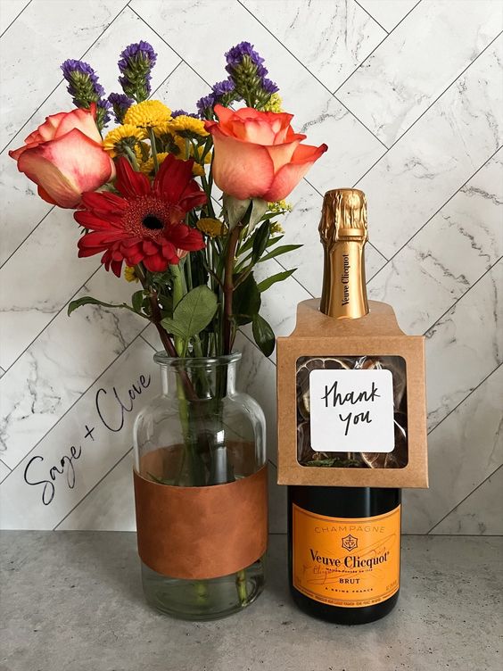 CAJA COLGANTE PARA BOTELLA #1 Kraft 9x9x3 cms.