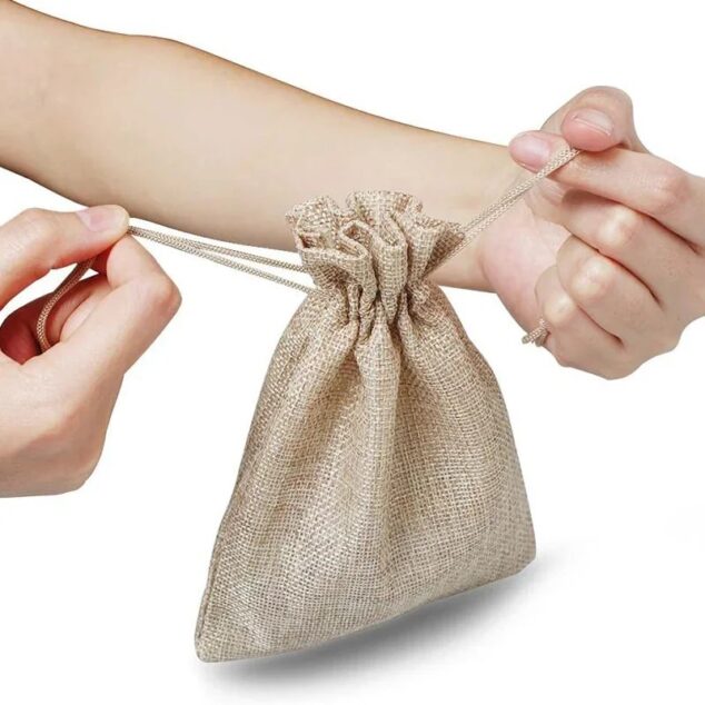 BOLSA DE YUTE IMPORTADO COLOR NEGRO 9X12CMS. PAQ. X 10U.